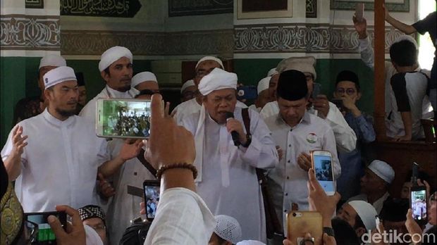Prabowo Sujud Syukur di Masjid Al-Azhar, Jemaah Teriak 'Presiden'