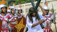 Sejumlah umat Nasrani memperagakan drama penyaliban Yesus pada Tablo Jalan Salib di GKI Petrus Waena, Jayapura, Papua, Jumat (19/4/2019). Antara Foto/Gusti Tanati.