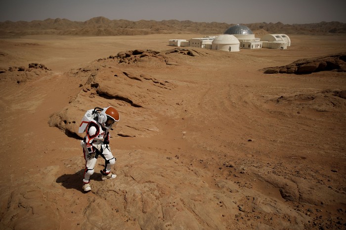 Penasaran ingin merasakan seperti apa tinggal di Planet Mars? Di China dibangun sebuah markas yang menyerupai koloni di Planet Merah tersebut. Yuk lihat.