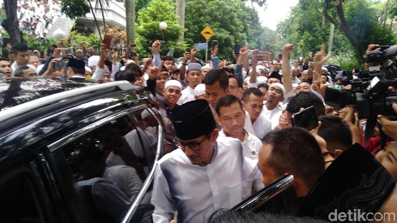 Usai Salat Jumat, Sandiaga Disambut Selawat Jemaah di Masjid Usai Salat Jumat, Sandiaga Disambut Selawat Jemaah di Masjid