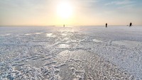 Danakil juga memiliki danau garam dengan kandungan kadar garam yang tinggi. Ketebalan permukaan garam di danaunya mencapai 2 kilometer (iStock)