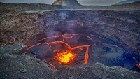 Ada juga kawah-kawah yang berisikan api abadi yang tak pernah padam siang dan malam (iStock)
