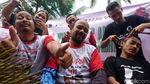 Yakin Menang, Relawan Jokowi di Banten Cukur Gundul dan Saweran