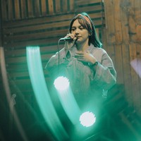 Wanita berparas manis ini juga pernah bekolaborasi dengan Fiersa Bersari, seorang selebtwit sekaligus penulis yang terkenal dengan kata-kata romantisnya. Foto: Dok. Instagram Fitry Wulantari