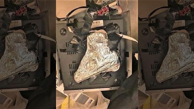 Pistol yang dibungkus aluminium foil di dalam mesin DVD (TSA) Pistol yang dibungkus aluminium foil di dalam mesin DVD (TSA)