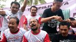 Yakin Menang, Relawan Jokowi di Banten Cukur Gundul dan Saweran