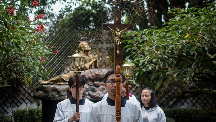 Sejumlah umat Katolik di seluruh Indonesia menggelar prosesi Jalan Salib dalam rangkaian peringatan Paskah. Penasaran? Yuk, lihat.
