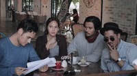  Paling cantik sendiri. Meeting bersama pemain film, Della terlihat memesan sscangkir kopi untuk menambah semangat. Foto: Instagram@delladartyan