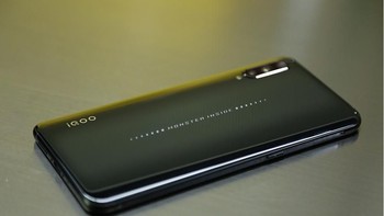 Mungkin tulisan tersebut ingin menggambarkan jeron mumpuni yang dimiliki ponsel ini. Foto: Sina Mobile