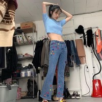 Beberapa hari sebelumnya, Sulli juga kena kritikan netizen akibat busana yang dikenakannya. Dalam postingan Instagram lainnya, ia terlihat memakai crop top biru dan jeans dengan aksen bordir. Foto: Dok. Instagram Sulli