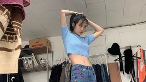 Gaya Artis Kpop Sulli yang Dihujat karena Tak Kancingkan Celana