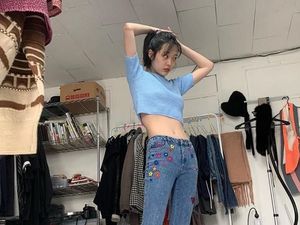 Gaya Artis Kpop Sulli yang Dihujat karena Tak Kancingkan Celana