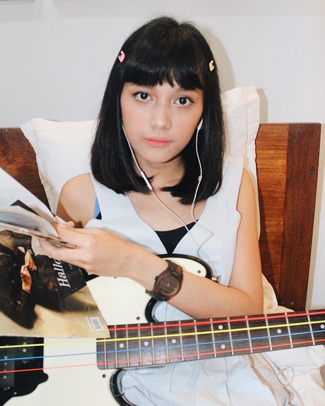 Ada pula netizen yang menyebut Fitry sebagai istri online-ku. Kebanyakan kaum Adam berkomentar bahwa perempuan yang bermain bass memang punya daya tarik tinggi. Dok. Instagram