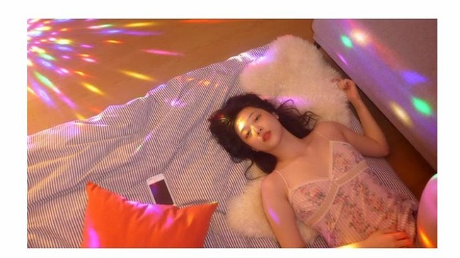 Kontroversi juga pernah muncul di awal 2017 silam karena foto-foto seksi Sulli. Dalam foto tersebut, ia tampak mengenakan piyama seksi dengan berbagai pose dan ekspresi menggoda. Netizen yang merasa tak nyaman dengan foto-foto itu pun meninggalkan komentar tajam. Foto: Dok. Instagram Sulli