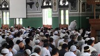 Prabowo melaksanakan salat Jumat di Masjid Agung Al-Azhar, Kebayoran Baru, Jakarta Selatan, Jumat (19/4/2019). Foto: Ishwahyudi/20detik