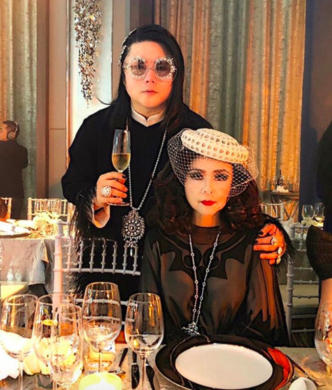 Instagram @peepy_and_mother_lee populer di kalangan pecinta fashion. Adalah pria Thailand bernama Pattharapol Puengboonpra dan ibunya Lee Puengboonpra, ibu dan anak yang berada di balik akun tersebut. Foto: Instagram peepy_and_mother_lee