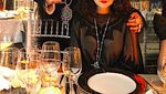 Gaya Kompak Duo Ibu Anak Fashionable dari Thailand Saat Makan