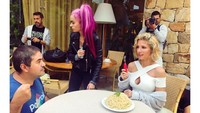 In Italy,  tulis Elsa saat mengunggah foto ini. Sebenarnya porsi spaghetti yang akan ia lahap amatlah besar. Kira-kira dihabiskan nggak ya? Foto: Instagram elsapatakyconfidential