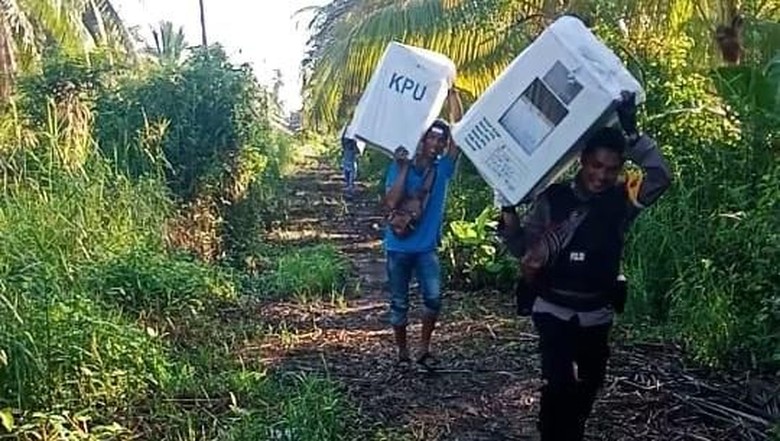 Begini Perjuangan TNI-Polri Kawal Logistik Pemilu di Medan Berat Begini Perjuangan TNI-Polri Kawal Logistik Pemilu di Medan Berat