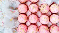 Buat cewek-cewek, telur berwarna pink ini bisa jadi inspirasi saat menghias telur. Seluruh bagian telur dicat warna pink lalu ditambah kertas perca warna emas. Hasilnya manis banget ya? Foto: Istimewa