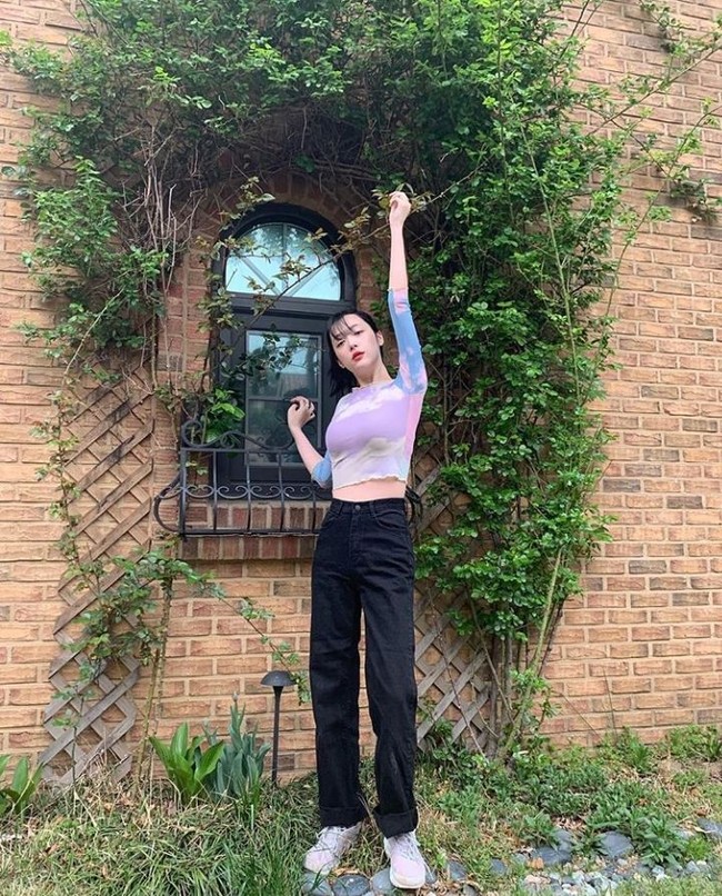 Sulli jadi sasaran amukan haters setelah mem-posting foto terbarunya di Instagram. Pada Kamis (18/4/2019), mantan personel girlband f(X) itu memamerkan foto dirinya berpose dengan busana casual crop top dan high-waist jeans. Foto: Dok. Instagram Sulli