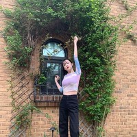 Sulli jadi sasaran amukan haters setelah mem-posting foto terbarunya di Instagram. Pada Kamis (18/4/2019), mantan personel girlband f(X) itu memamerkan foto dirinya berpose dengan busana casual crop top dan high-waist jeans. Foto: Dok. Instagram Sulli