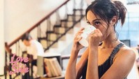 Feed Instgramnya memang selalu menarik. Della juga terlihat menikmati segelas kopi dalam adegan film Love for Sale. Foto: Instagram@delladartyan