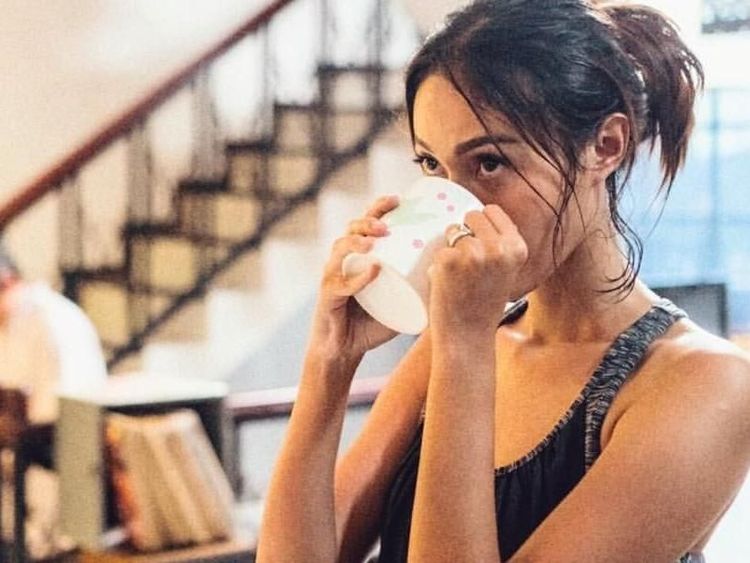 Della Dartyan, Pemain Pocong The Origin Ternyata Hobi Ngopi