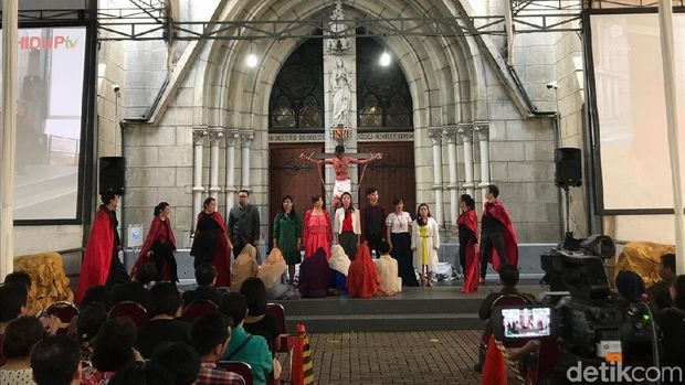 Drama tablo jalan salib yang menggambarkan pengorbanan Yesus 