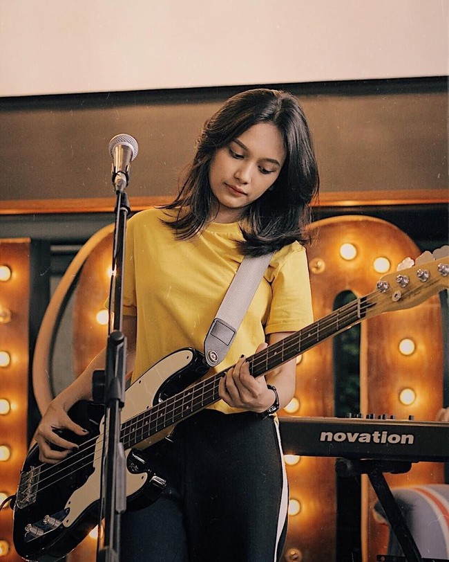 Foto: Bassist Manis Asal Bandung Ini Sering Disebut Netizen Istri Online-ku