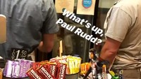 Meski begitu, kecintaan Paul akan camilan manis agaknya tak pandang usia. Ia bahkan memiliki toko permen bernama Samuel’s Sweet Shop di New York. Begini gayanya saat coba ikut melayani pelanggan. Foto: Istimewa