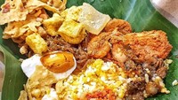 Enak juga dinikmati dengan sambal goreng udang, rempeyek dan telur asin. Foto : Instagram @hendysanjaya88