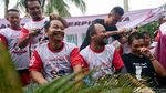 Yakin Menang, Relawan Jokowi di Banten Cukur Gundul dan Saweran