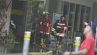 Petugas pemadam kebakaran berjalan saat melakukan upaya pemadaman kebakaran yang terjadi di kawasan Terminal Keberangkatan Domestik Bandara Internasional I Gusti Ngurah Rai, Bali, Jumat (19/4/2019). Pool/Antara Foto/Fikri Yusuf.