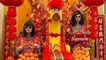 Gaya Kompak Duo Ibu Anak Fashionable dari Thailand Saat Makan