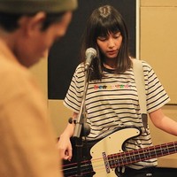 Ia memilki gaya yang kasual di kesehariannya. Wanita berambut sebahu ini sering memilih T-shirt, kemeja pendek, dan oversized jacket untuk busana sehari-hari. Foto: Dok. Instagram Fitry Wulantari