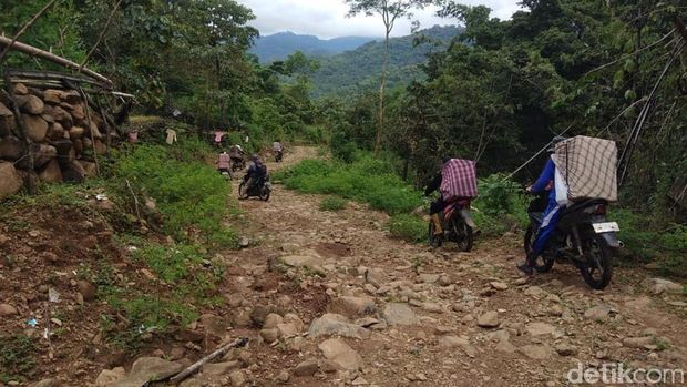 Perjuangan Berat Petugas Kawal Kotak Suara di Pedalaman Maros Sulsel