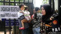 Vinny bersama rekan-rekan dari Ormas GP Ansor bersiaga menjaga kawasan sekitar Gereja Katedral selama berlangsungnya Misa Jumat Agung yang menjadi rangkaian dalam peringatan Paskah.