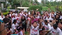 Selain cukur gundul, rasa syukur itu diungkapkan lewat saweran. Saweran merupakan cara konvensional masyarakat Banten apabila terjadi momen-momen bahagia.