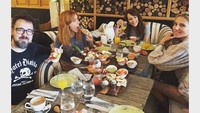 Kali ini Elsa memilih ragam buah hingga croissant sebagai menu brunch. Lagi-lagi tidak sendirian, ia makan bersama rekan-rekannya.  Foto: Instagram elsapatakyconfidential