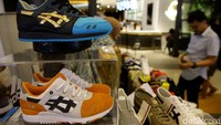Sejumlah sneakers berbagai merk dan harga ditampilkan di acara ini. Selain itu, Sneakerpeak Kemang The Fifth kali ini juga menghadirkan Ultimate Sneaker Auction yang menawarkan berbagai hot sneaker sejumlah 10 pasang.
