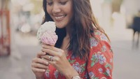 Cantik dan berkulit eksotis. Della kali ini terlihat sedang menikmati es krim cone dengan dua rasa vanilla dan strawberry. Nyam! Foto: Instagram@delladartyan