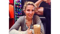 Selain hobi makan, Elsa juga gemar ngopi. Ia pernah membagikan segelas coffee latte seraya mengangkat satu jempol.  Foto: Instagram elsapatakyconfidential