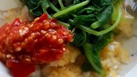 Lauk sederhana sepeti sayur bening bayam dan sambal cocok dinikmati dengan nasi jagung hangat. Foto : Instagram @rella.indah.5