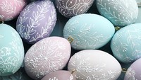 Nah kalau sudah jago melukis coba lihat kreasi ini. Warna pastel pada telur jadi semakin cantik dengan aplikasi cat putih yang diukir. Foto: Istimewa