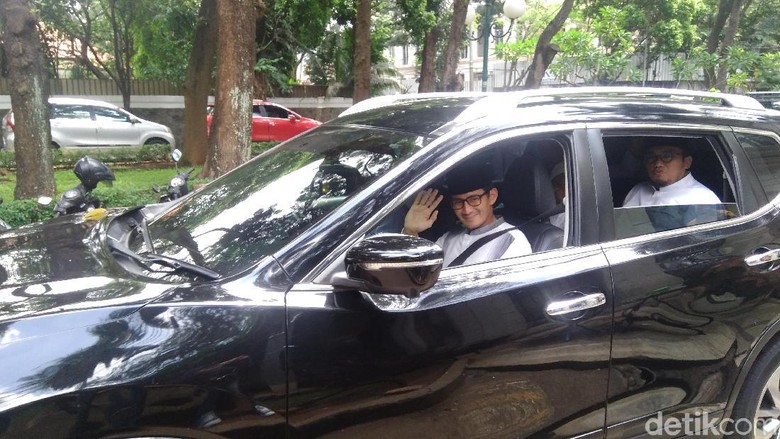 Tinggalkan Rumah, Sandiaga Salat Jumat di Masjid At-Taqwa Tinggalkan Rumah, Sandiaga Salat Jumat di Masjid At-Taqwa