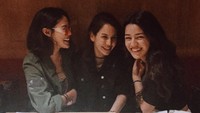 Bersama dengan sahabat. Della terlihat sedang menikmati makanan enak yang mirip steak dan poached egg. Foto: Instagram@delladartyan