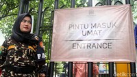 Sosok Vinny Apriani menarik perhatian saat turut menjaga keamanan Misa Jumat Agung di Gereja Katedral Jakarta, Jumat (19/4/2019).