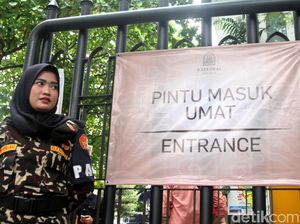 Banser Wanita Jaga Misa Jumat Agung di Gereja Katedral Jakarta