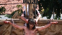Umat Kristen melakukan visualisasi jalan salib saat peringatan Jumat Agung di Gereja Katolik St Mikael, Surabaya, Jawa Timur, Jumat (19/4/2019). Antara Foto/Didik Suhartono.